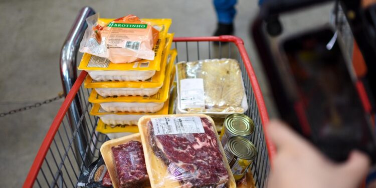 Após denúncia, Procon-AM encontra produtos impróprios para consumo em supermercado na zona leste de Manaus 