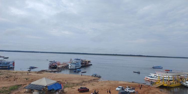 Rio Negro supera a cota de 18 metros em Manaus (AM)