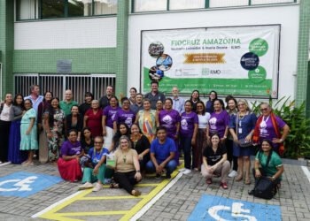 Empresa doa lanternas solares para parteiras tradicionais apoiadas pelo Instituto de Desenvolvimento Sustentável Mamirauá