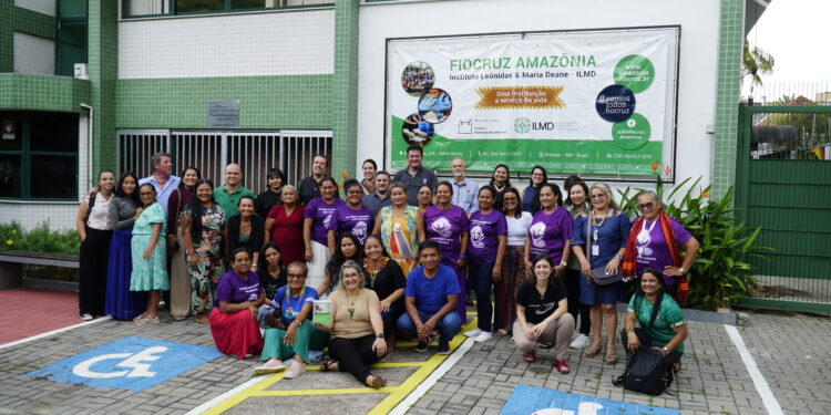 Empresa doa lanternas solares para parteiras tradicionais apoiadas pelo Instituto de Desenvolvimento Sustentável Mamirauá