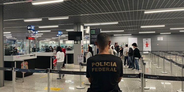 PF com apoio de escritório colombiano prende homem com documentos falsos no aeroporto de Manaus