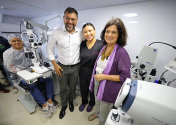 Governador do Amazonas apresenta Barco Hospital São João XXIII à ministra da Saúde