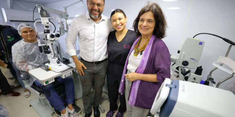 Governador do Amazonas apresenta Barco Hospital São João XXIII à ministra da Saúde
