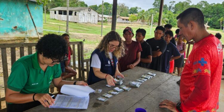 Em Maués, DPE-AM realiza entrega de carteiras de identidade emitidas após mutirão na Terra Indígena Andirá-Marau 