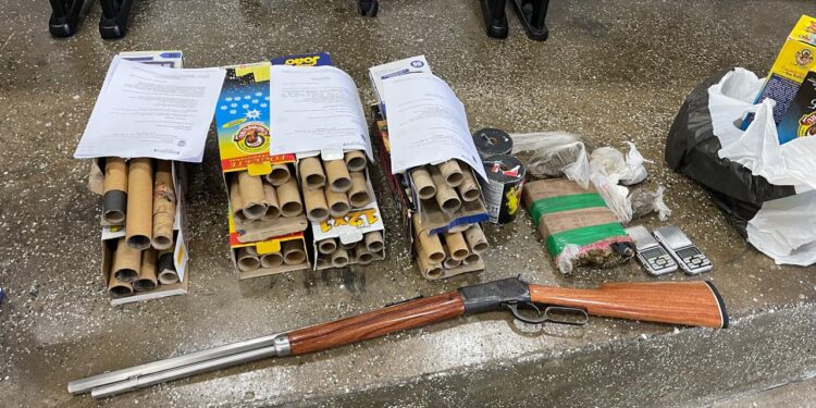 No Amazonas, polícia prende 51 pessoas e apreende adolescentes por apologia ao crime durante queima de fogos