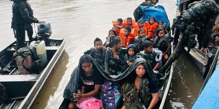Exército realiza resgate de 56 indígenas após naufrágio no Vale do Javari, no Amazonas