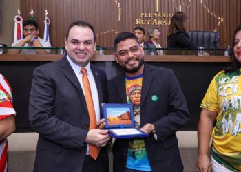 Roberto Cidade homenageia escolas de samba de Manaus durante Sessão Especial