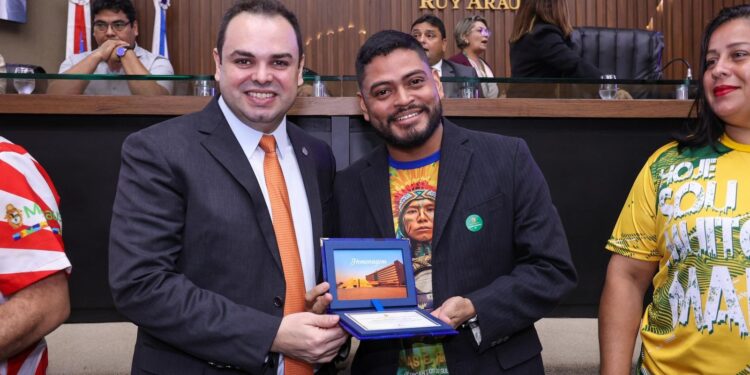Roberto Cidade homenageia escolas de samba de Manaus durante Sessão Especial
