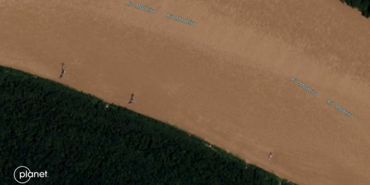 Greenpeace alerta que dragas de garimpo estão operando no rio Madeira, no Amazonas