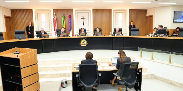 TCE-AM multa prefeito de Juruá por irregularidades em licitação de merenda escolar