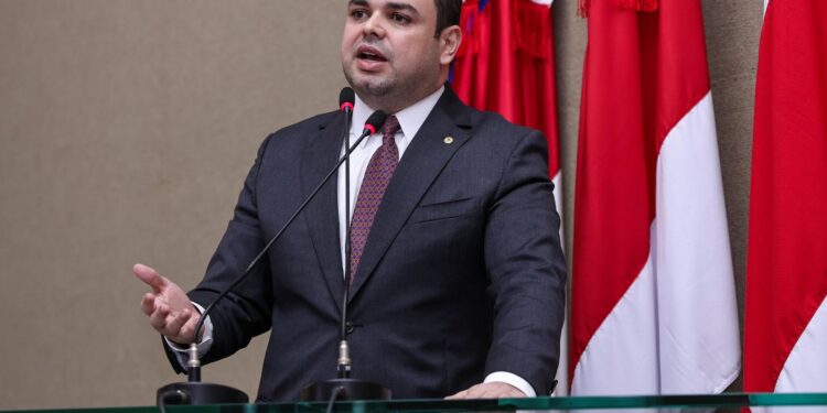 Após previsão de chuvas intensas em Manaus, Roberto Cidade volta a cobrar instalação de Comitê Municipal Permanente de Crise