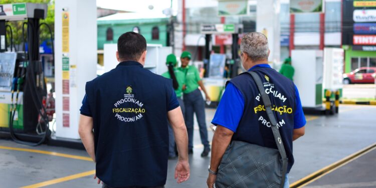 Procon-AM reforça fiscalização após aumento do preço da gasolina e autua 10 postos de combustíveis