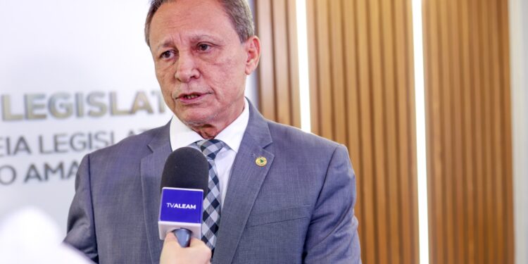 Entrega de ônibus escolares em Boca do Acre reforça o compromisso do Amazonas com a Educação no município, afirma Adjuto Afonso