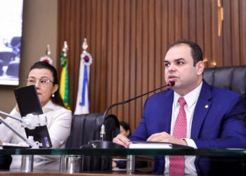 Roberto Cidade preside votação que oficializou a criação de três secretarias