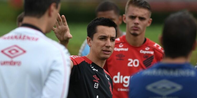 Eduardo Barros, ex-auxiliar de Fernando Diniz, é novo técnico do Amazonas