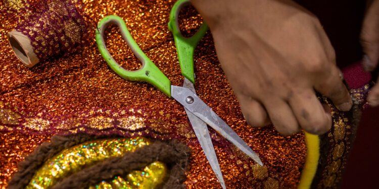 Carnaval na Floresta 2025: Geração de emprego e renda é realidade nos barracões das escolas de samba