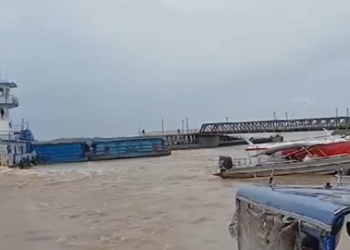 Vídeo: Comboio de balsas bate e desloca plataforma flutuante do Porto de Borba (AM)