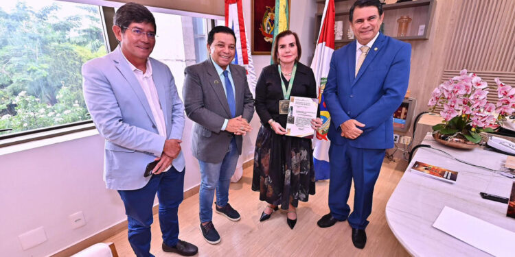 Presidente do TCE-AM recebe Medalha de Ouro Cidade de Manaus