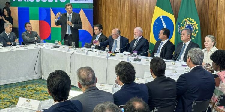 Presidente Lula entrega projeto de isenção de IR para quem ganha até R$ 5 mil