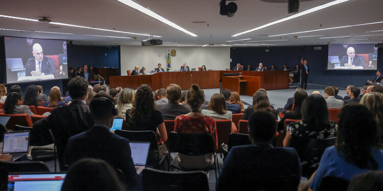 STF encerra primeiro dia do julgamento de Bolsonaro e aliados