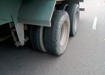 Detran-AM: Fiscalização flagra jovem de 17 anos conduzindo caminhão trator sem CNH