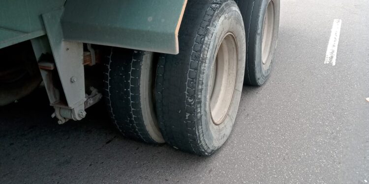 Detran-AM: Fiscalização flagra jovem de 17 anos conduzindo caminhão trator sem CNH
