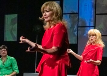 Peça ’Simples Assim’ estreia no Teatro Amazonas