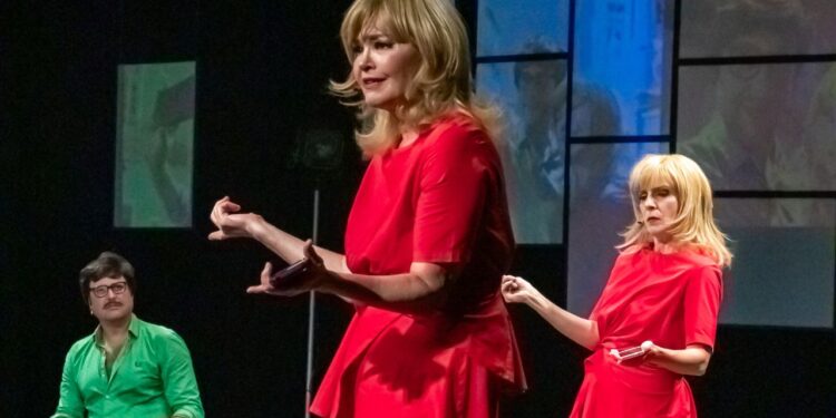 Peça ’Simples Assim’ estreia no Teatro Amazonas