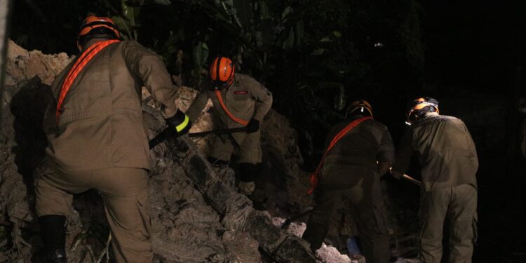 Deslizamento de terra atingiu 9 casas e matou uma soterrada em Manaus
