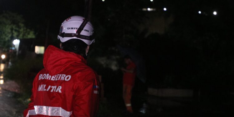 Mais de 70 ocorrências foram registradas durante forte chuva em Manaus