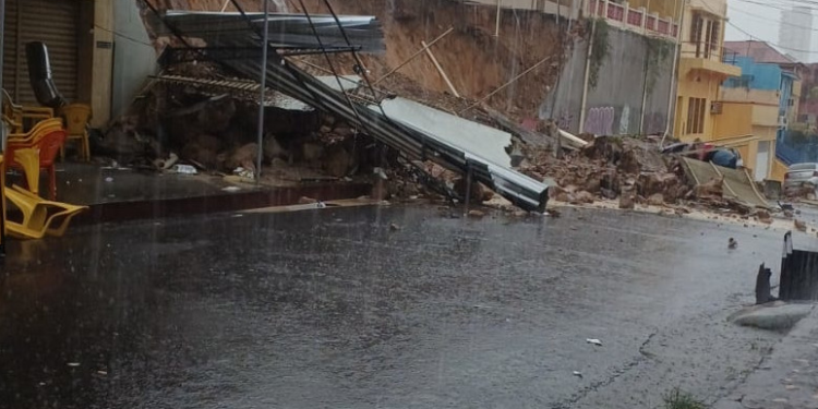 Forte chuva causa estragos em Manaus e deixa duas pessoas feridas em desabamento