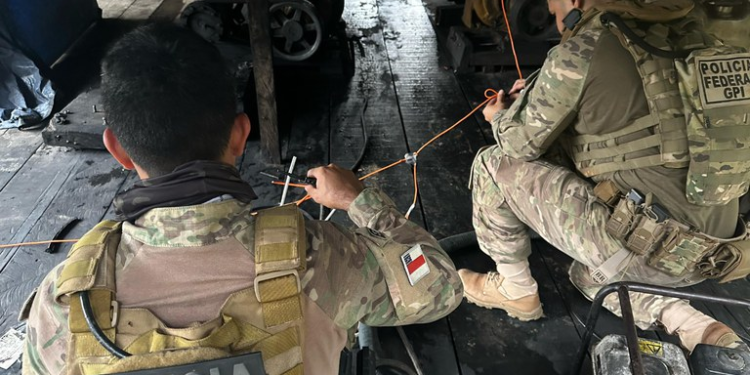 Forças destroem 23 balsas utilizadas no garimpo ilegal no rio Madeira, no Amazonas