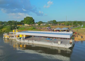 Novo porto flutuante no Mocambo, em Parintins, é resultado de emenda do senador Eduardo Braga