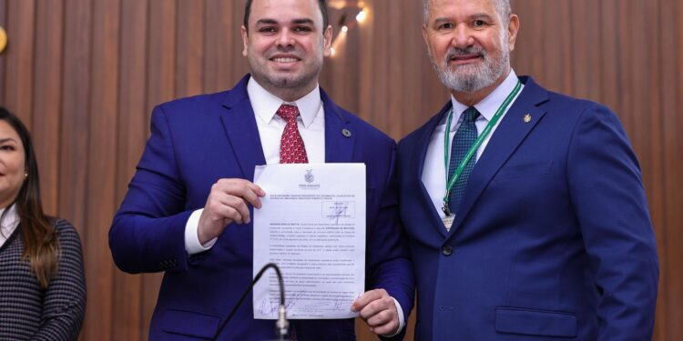 Presidente Roberto Cidade divulga cronograma do concurso público da Aleam, com 100 vagas imediatas e 200 para cadastro reserva