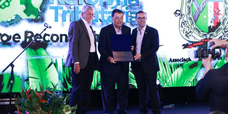 Eduardo Braga é homenageado pela Associação Comercial do Amazonas