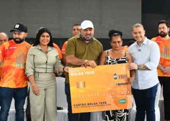 Prefeito entrega dois mil novos cartões do Bolsa Tefé no interior do Amazonas