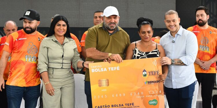 Prefeito entrega dois mil novos cartões do Bolsa Tefé no interior do Amazonas
