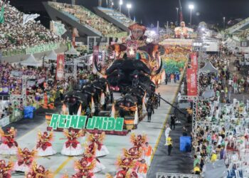 Escolas do Grupo Especial encerram a temporada de desfiles no Sambódromo de Manaus