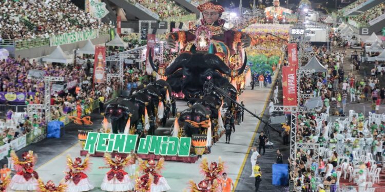 Escolas do Grupo Especial encerram a temporada de desfiles no Sambódromo de Manaus