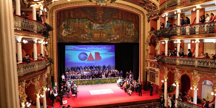 Presidente do TCE-AM prestigia solenidade de posse de Jean Cleuter na OAB-AM