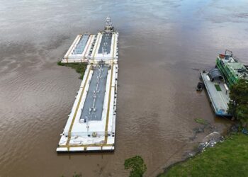 Polícia aborda balsa que saiu do Peru e apreende drogas avaliadas em R$ 85 milhões no Amazonas