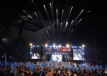 Caprichoso e Garantido brincam de boi-bumbá no lançamento do 58º Festival em Parintins