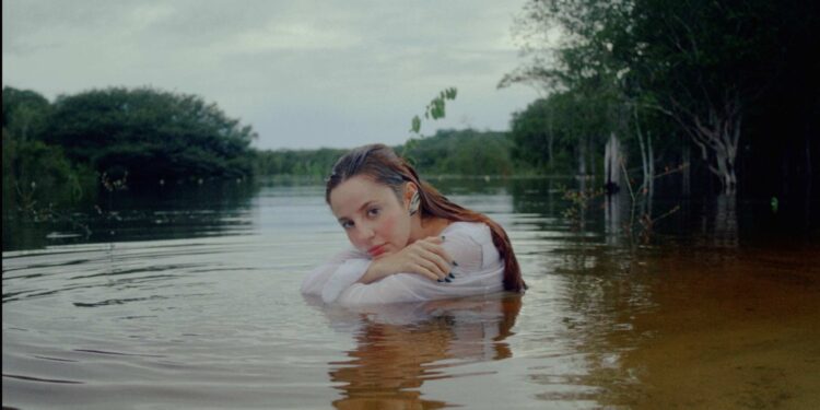 Cantora Cella lança single “Me Ignora”, que expõe as contradições de sentimentos não resolvidos, nesta sexta-feira (11)