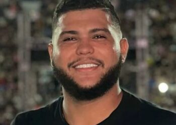 Cantor suspeito de espancar companheira em Manaus se entrega à polícia