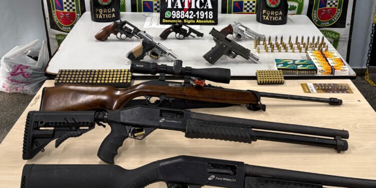 PM apreende arsenal de armas após denúncia de violência doméstica em Manaus