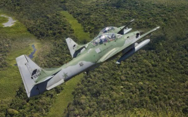 FAB intercepta avião com drogas em rota do Peru para o Brasil; bolivianos são presos