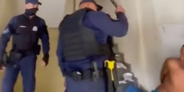 Guardas municipais são afastados suspeitos de torturar homem algemado em Manaus