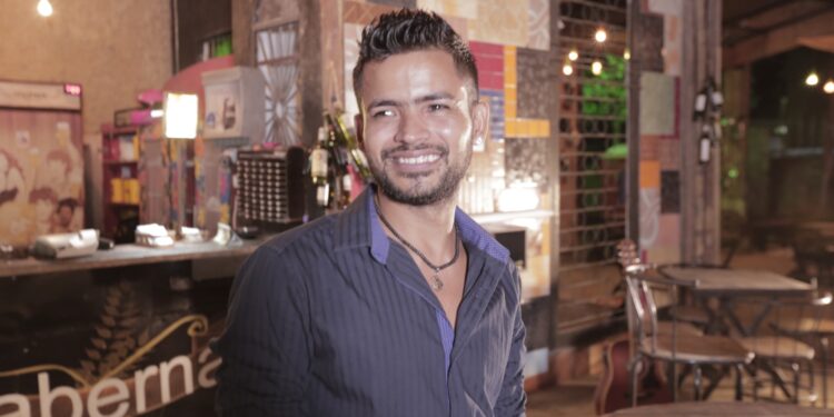 Leandro Negreiros: o talento amazonense, que une inovação e emoção, concorre ao 8º Prêmio Profissionais de Música