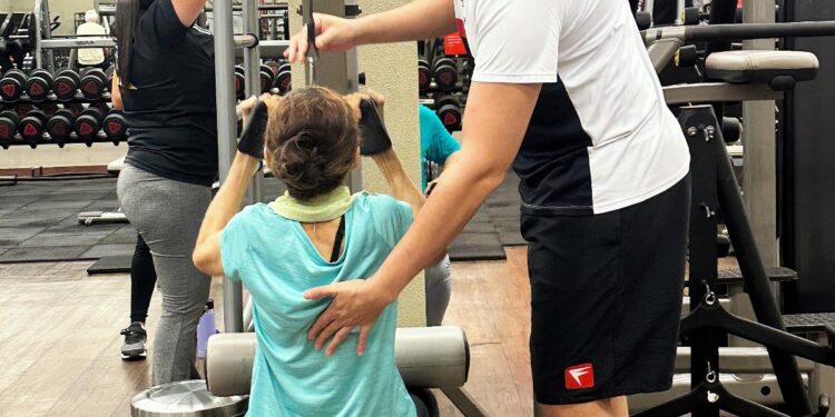 Exercício físico transforma a vida de idosos e se torna tendência nessa faixa etária, em 2025