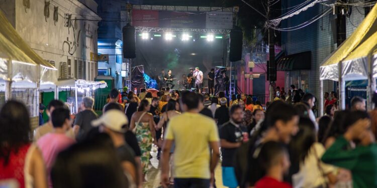 Na rua Barroso, manauaras participam da abertura do Dia Mundial da Criatividade